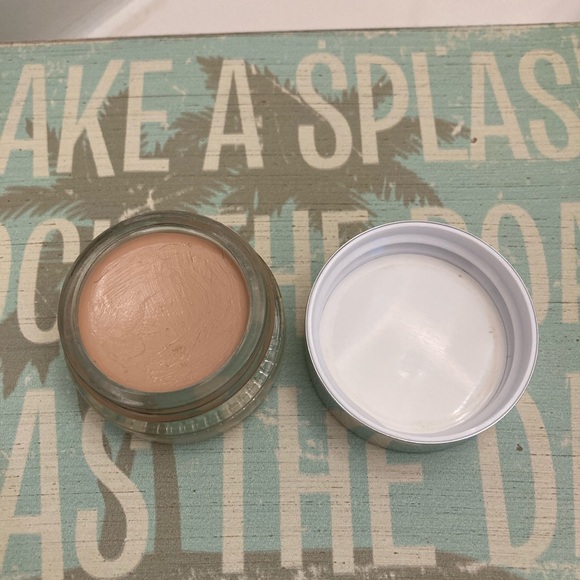 Glossier Stretch Concealer in G11 - Picture 3 of 4